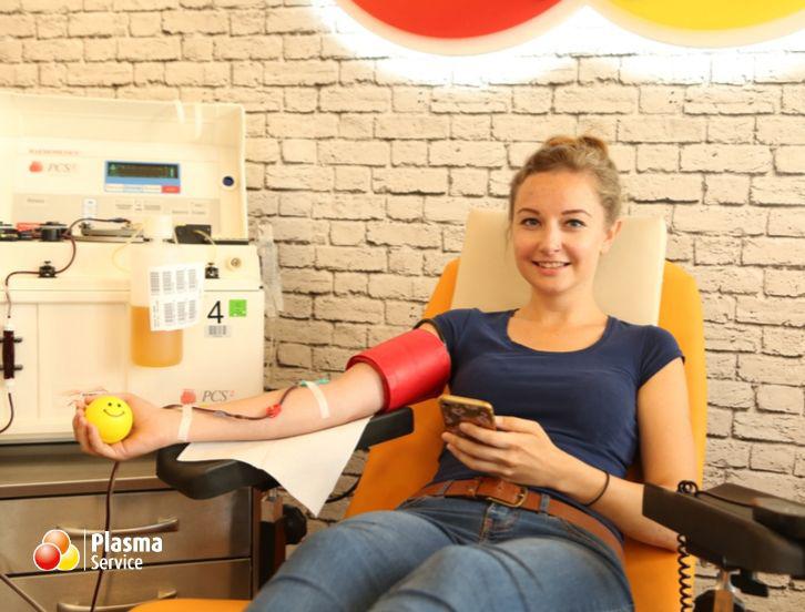 Plasma Service Europe 726 x 552 px Spendenablauf Junge Frau spendet Blutplasma